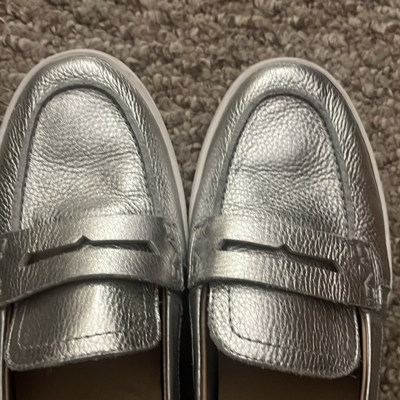 FLASH SALE- Vionic uptown loafer Silver size 7..5 nwot - Picture 7 of 9